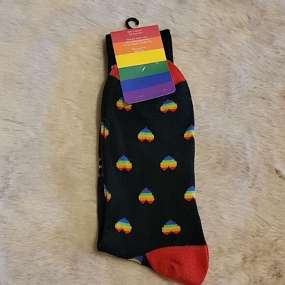 MEN'S DAVCO BLACK RAINBOW HEARTS "LOVE IS LOVE" CREW SOCKS, NEW! - Picture 3 of 4